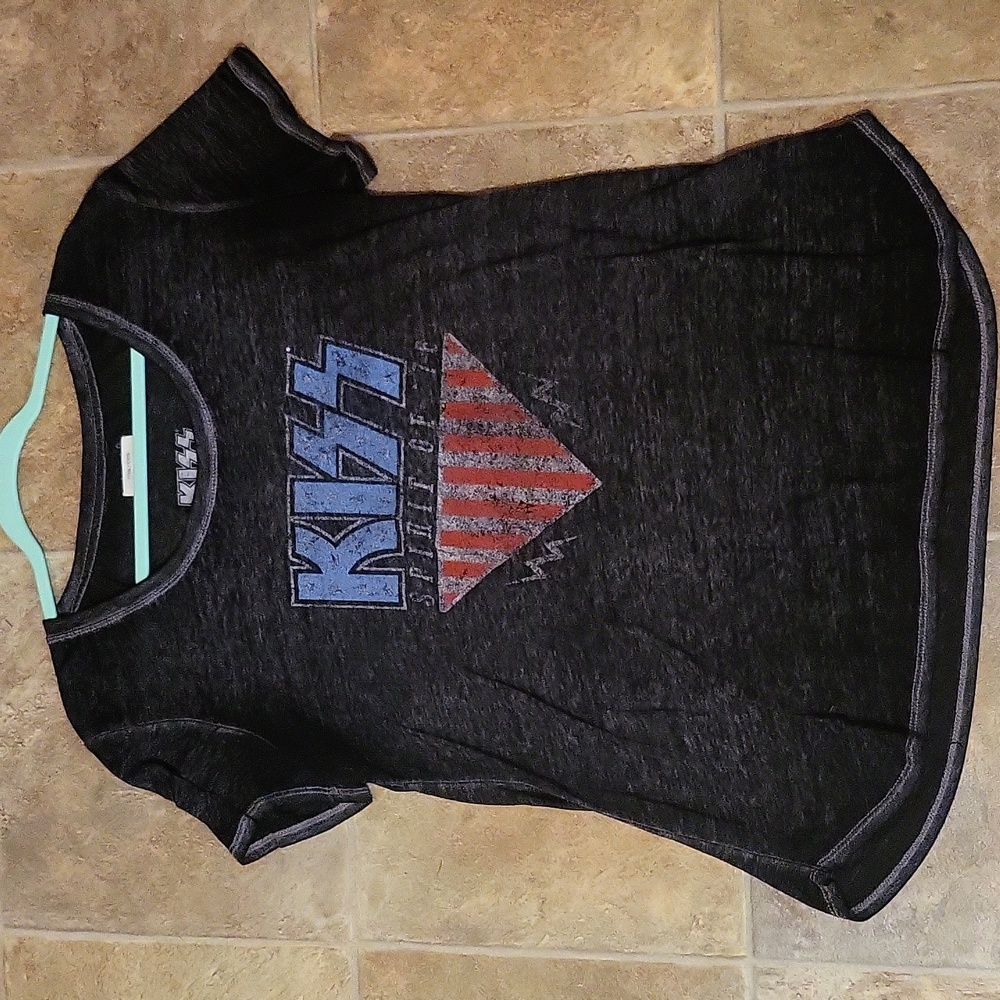 Kiss tee